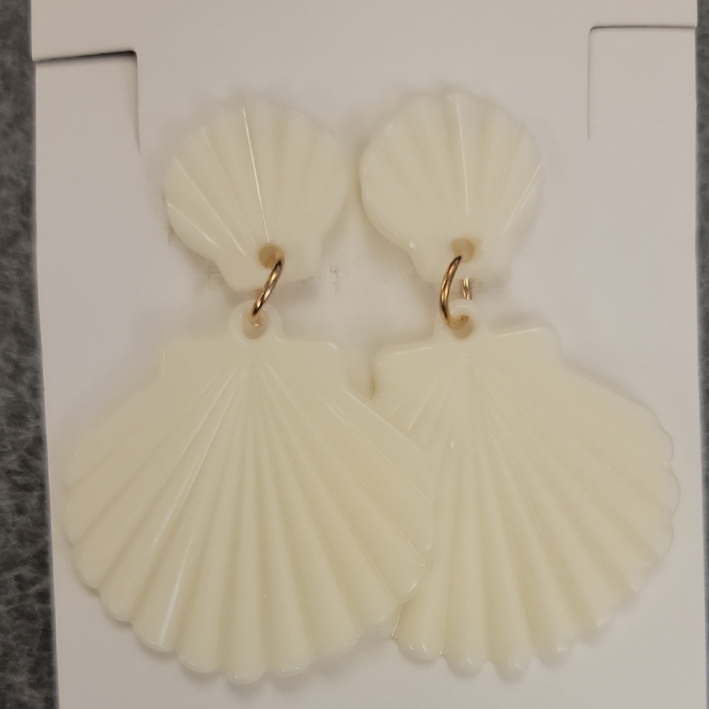 Cream Shell Dangle Earrings
